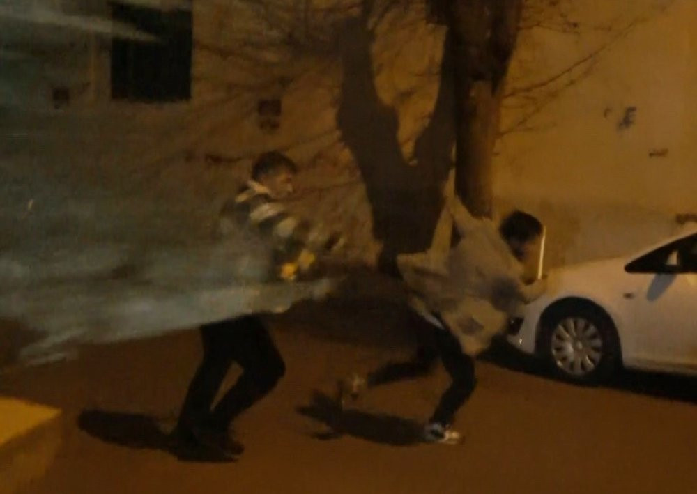 Antalya’nın Neron’u mahalleyi uykusuz bıraktı! Engel olan adamın kafasına sopayla vurdu