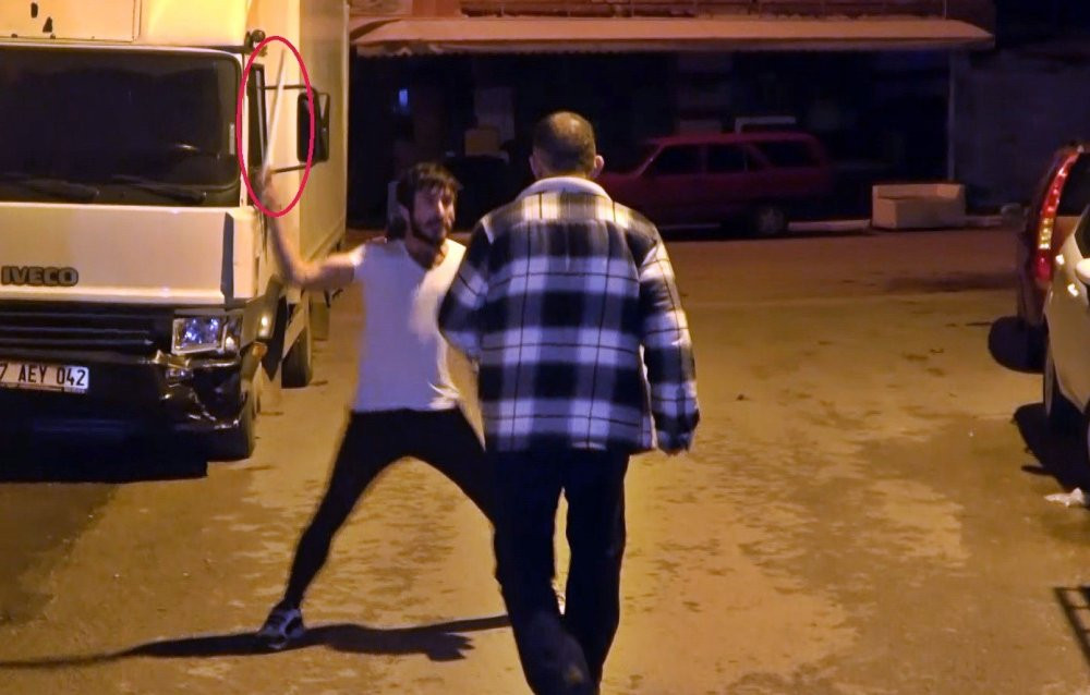 Antalya’nın Neron’u mahalleyi uykusuz bıraktı! Engel olan adamın kafasına sopayla vurdu