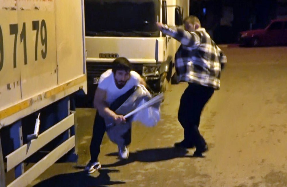 Antalya’nın Neron’u mahalleyi uykusuz bıraktı! Engel olan adamın kafasına sopayla vurdu