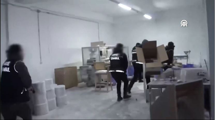 zehir-tacirleri-istanbulda-narkokapana-takildi-11-milyon-225-bin-hap-ele-gecirildi-yerlikaya-duyurdu-yenicag-3.jpg