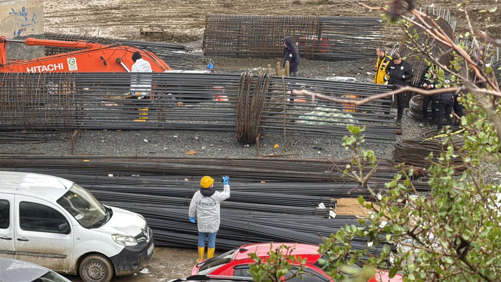 İstanbul’da korkunç ölüm! Üzerine 1 tonluk kepçe kovası düştü