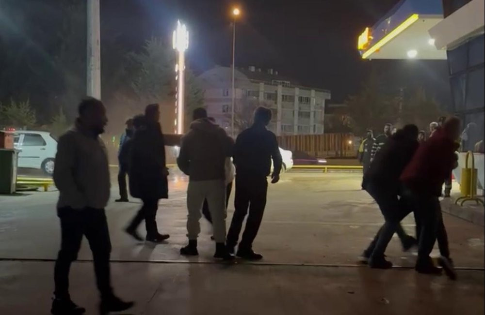 Bolu’da akaryakıt istasyonunda tekme ve yumrukla darp ettiler