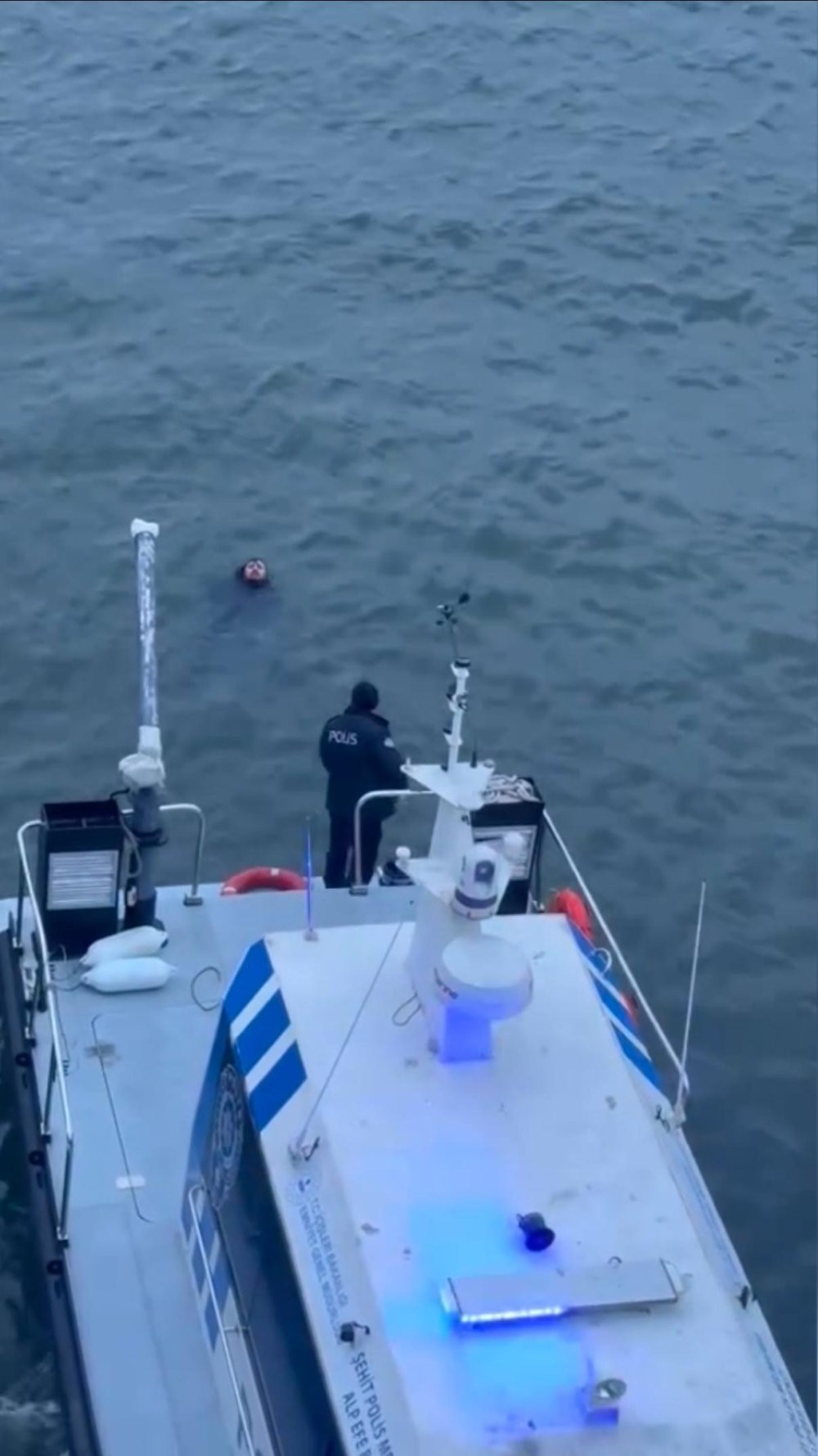 Haliç Metro Köprüsü’nde hareketli dakikalar! Korkulukları aşarak denize düştü