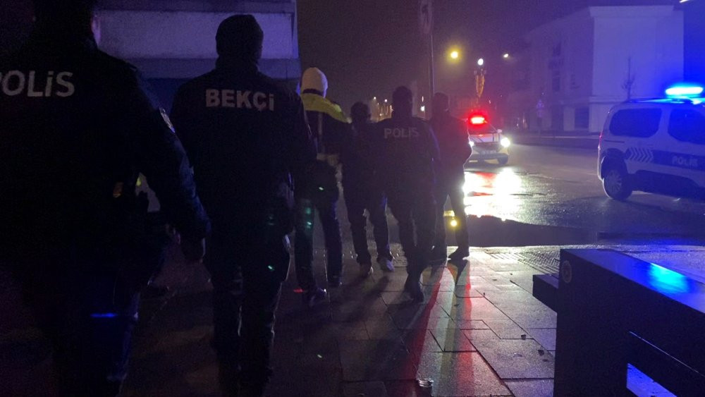 Trafik denetlemesini görünce otomobillini ATM’nin yakınında durdurdu, cezadan kurtulamadı