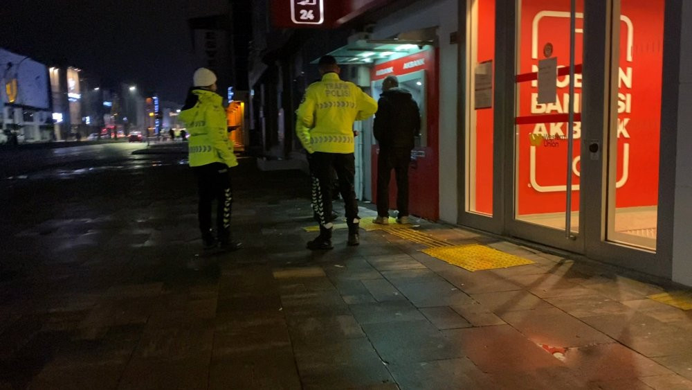 Trafik denetlemesini görünce otomobillini ATM’nin yakınında durdurdu, cezadan kurtulamadı