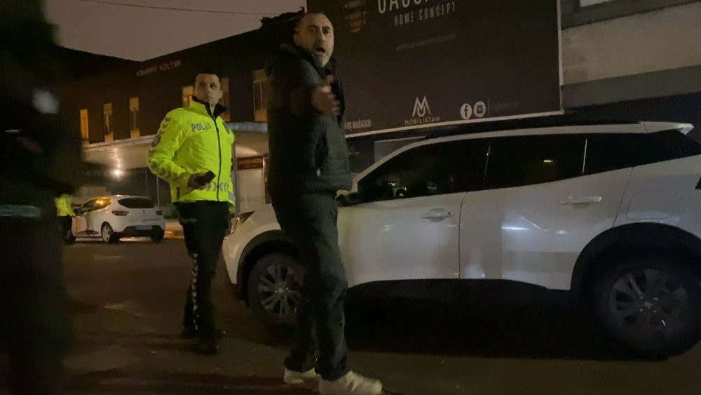 Trafik denetlemesini görünce otomobillini ATM’nin yakınında durdurdu, cezadan kurtulamadı