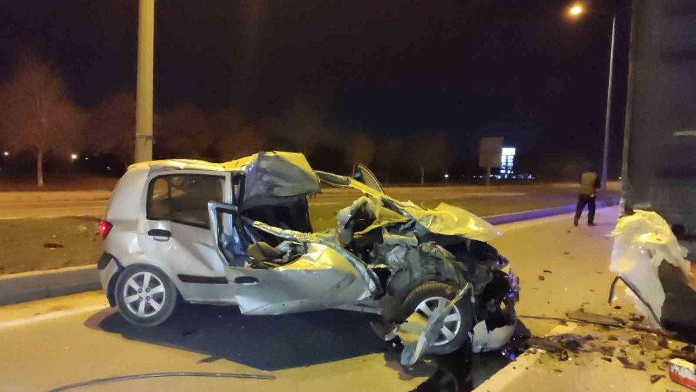 Eskişehir’de feci kaza! Orta şeritte arızalanan TIR’a çarptı