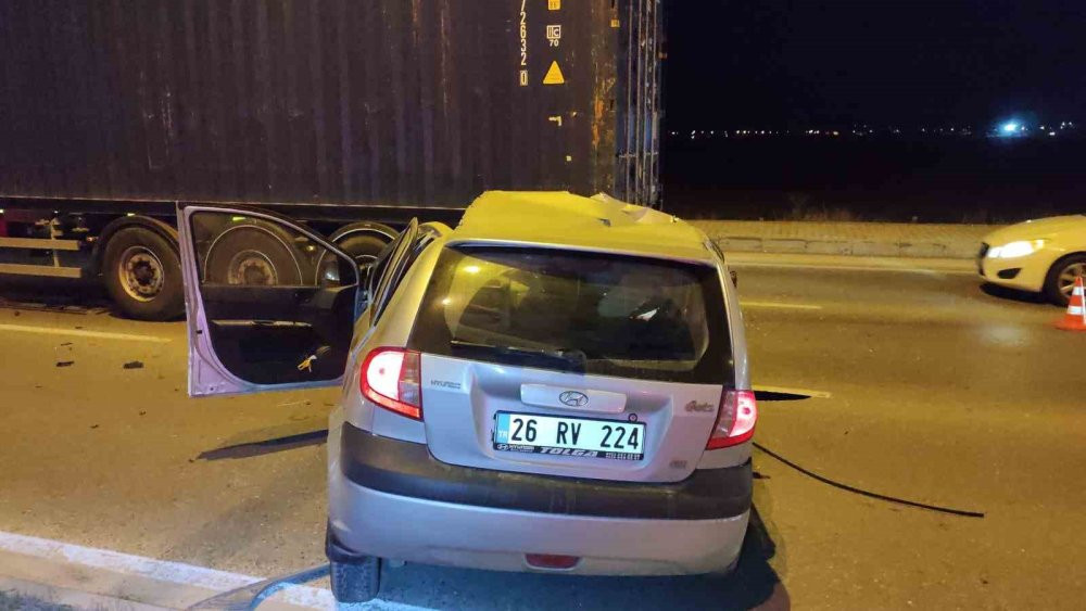 Eskişehir’de feci kaza! Orta şeritte arızalanan TIR’a çarptı