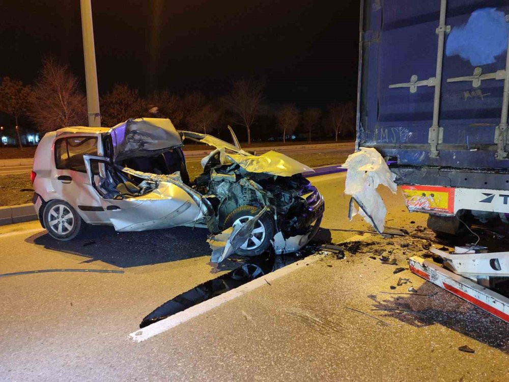 Eskişehir’de feci kaza! Orta şeritte arızalanan TIR’a çarptı