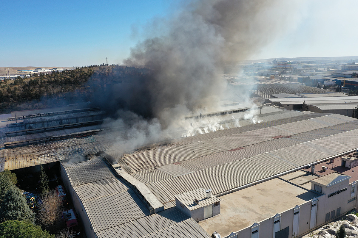 sanliurfada-tekstil-fabrikasinda-yangin-kara-dumanlar-kentin-bircok-noktasindan-goruldu-yenicag-3.jpg