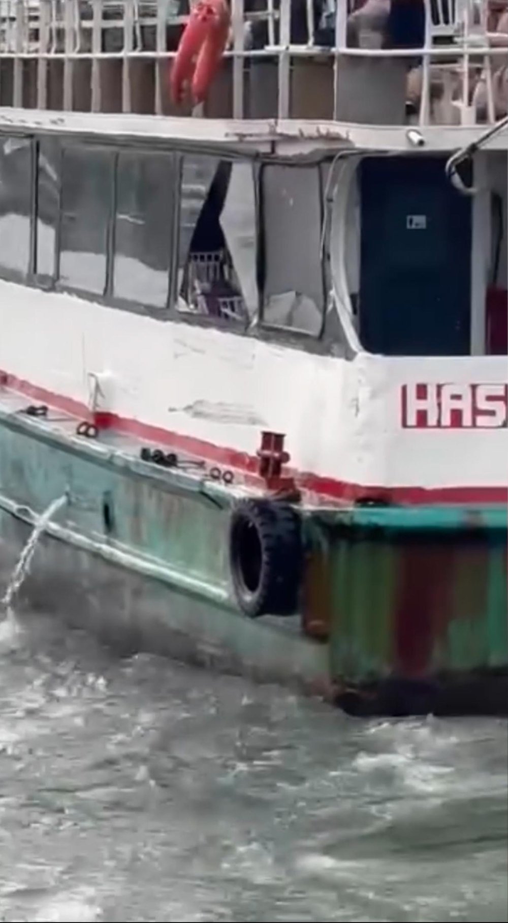 Haliç’te korku dolu anlar! Yolcu dolu tekne, tekneye çarptı