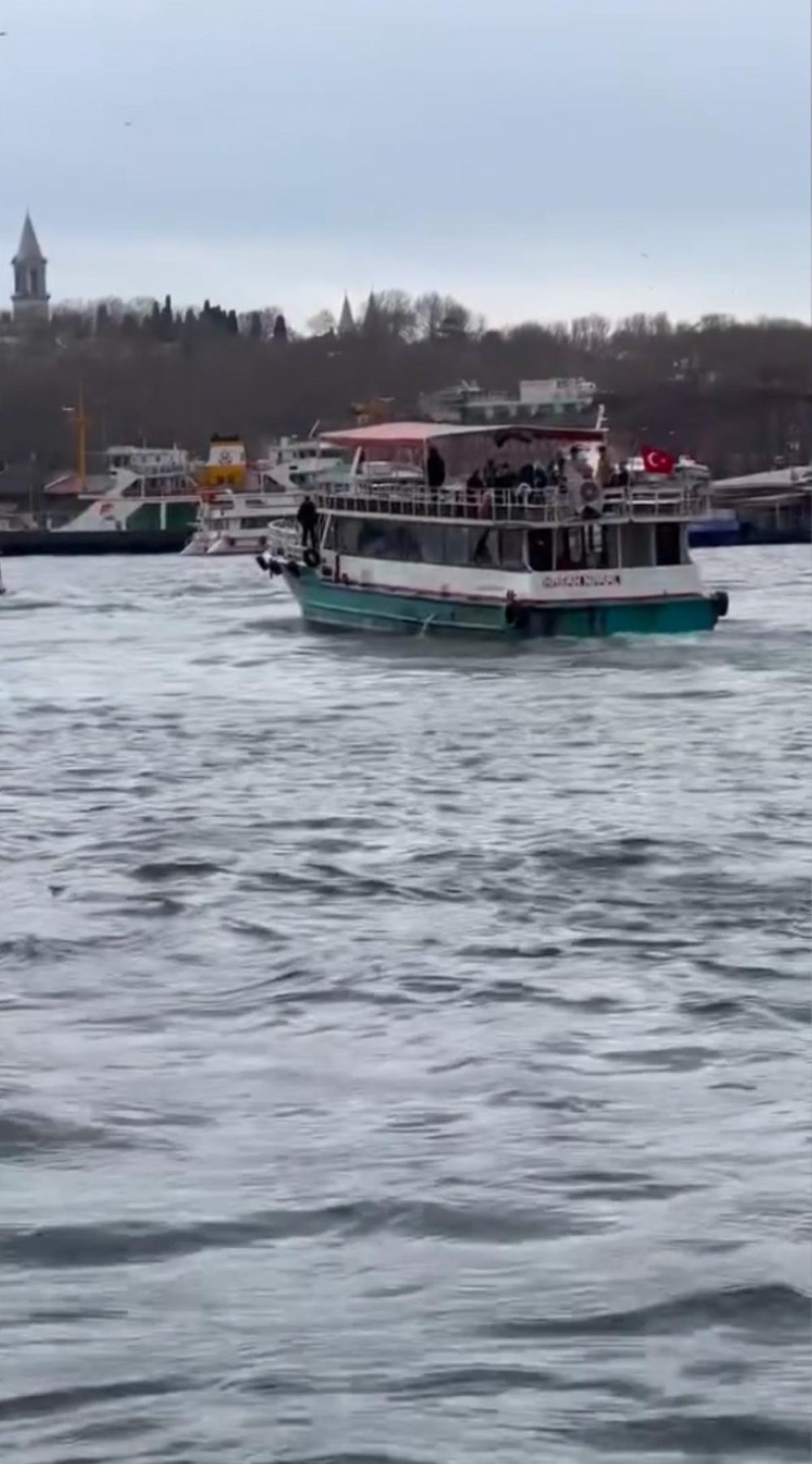 Haliç’te korku dolu anlar! Yolcu dolu tekne, tekneye çarptı