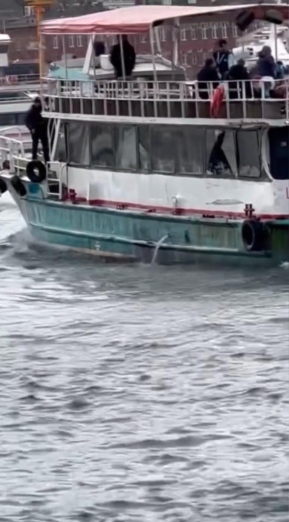 Haliç’te korku dolu anlar! Yolcu dolu tekne, tekneye çarptı