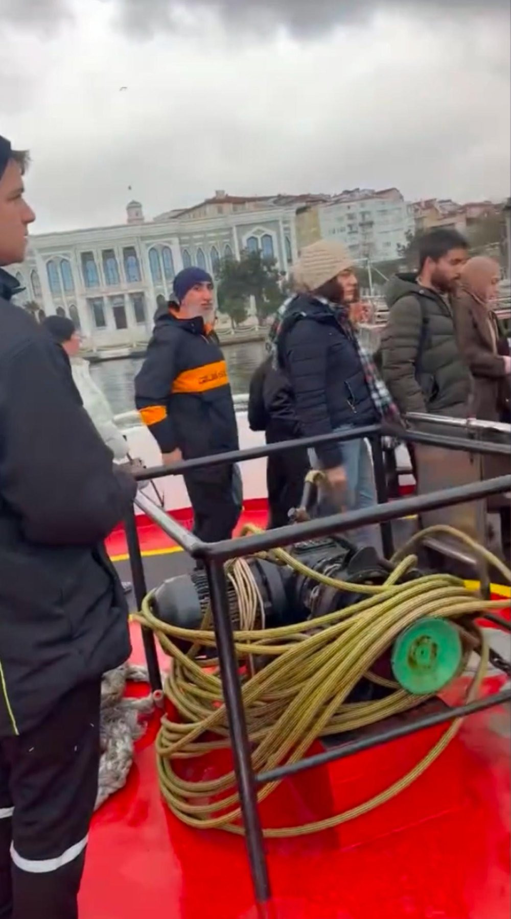 Haliç’te korku dolu anlar! Yolcu dolu tekne, tekneye çarptı