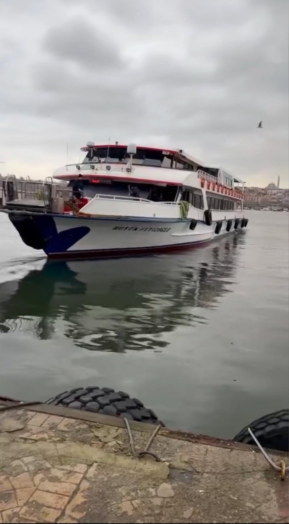 Haliç’te korku dolu anlar! Yolcu dolu tekne, tekneye çarptı