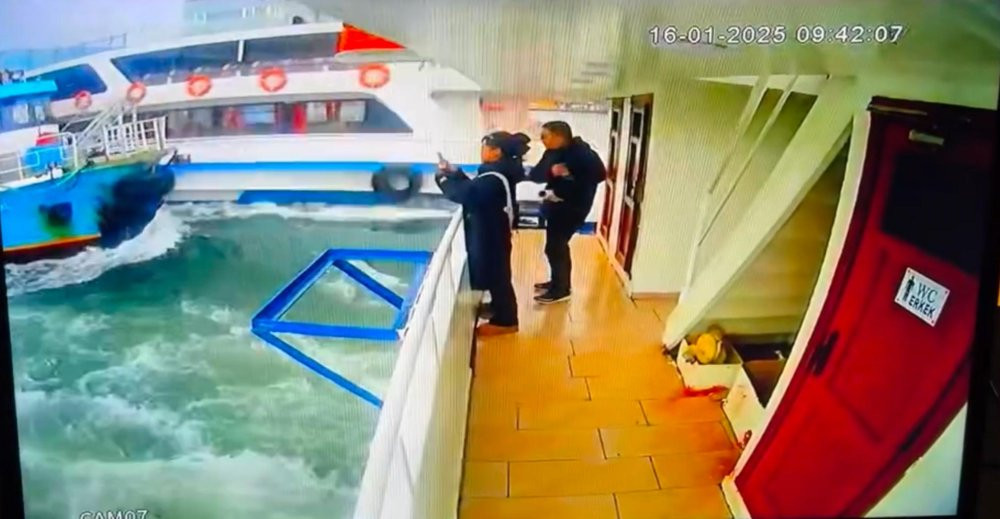 Haliç’te korku dolu anlar! Yolcu dolu tekne, tekneye çarptı