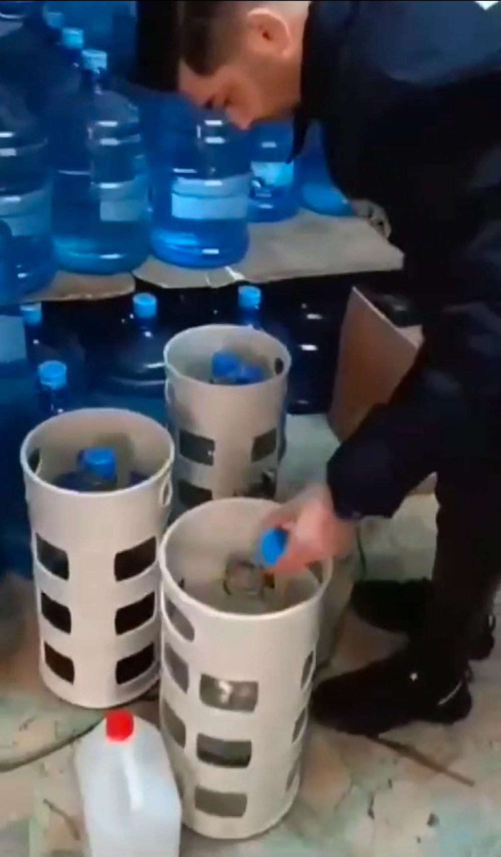 İstanbul’da akıl almaz görüntü! Beyoğlu'nda damacanalardan sahte içki çıktı