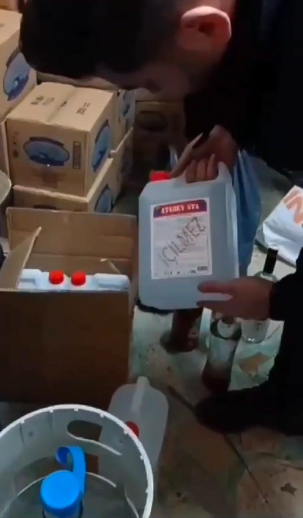 İstanbul’da akıl almaz görüntü! Beyoğlu'nda damacanalardan sahte içki çıktı