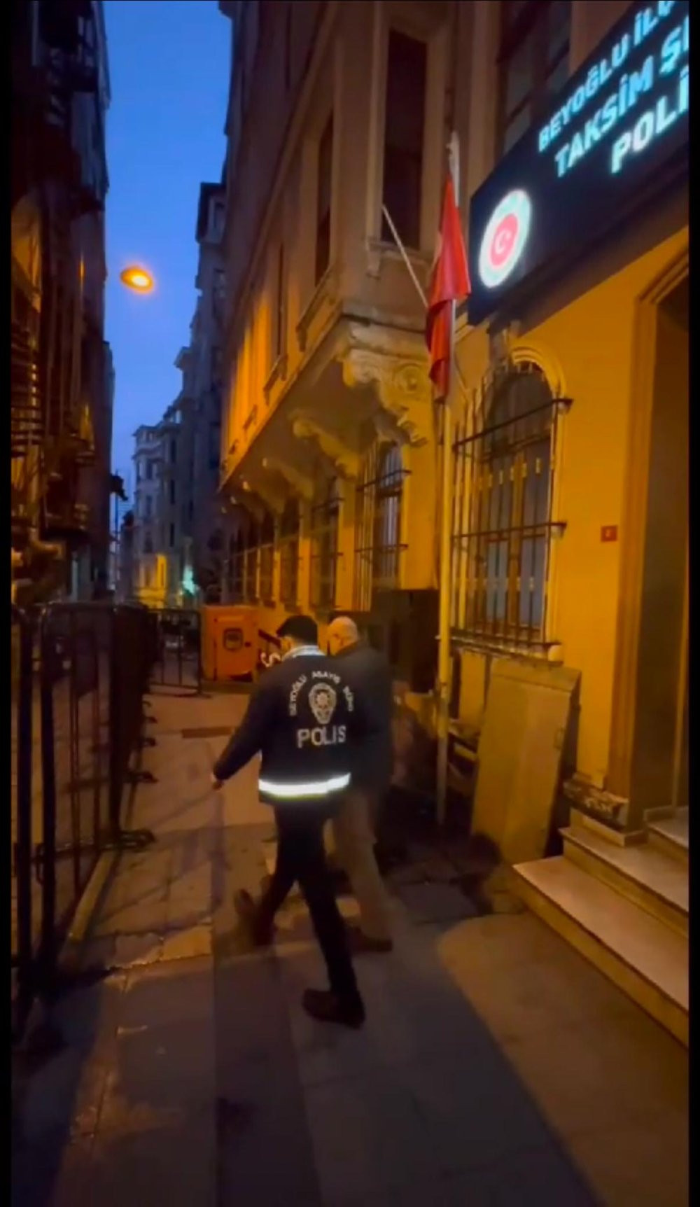 İstanbul’da akıl almaz görüntü! Beyoğlu'nda damacanalardan sahte içki çıktı