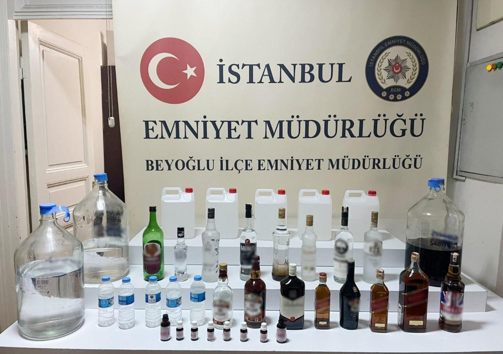 İstanbul’da akıl almaz görüntü! Beyoğlu'nda damacanalardan sahte içki çıktı