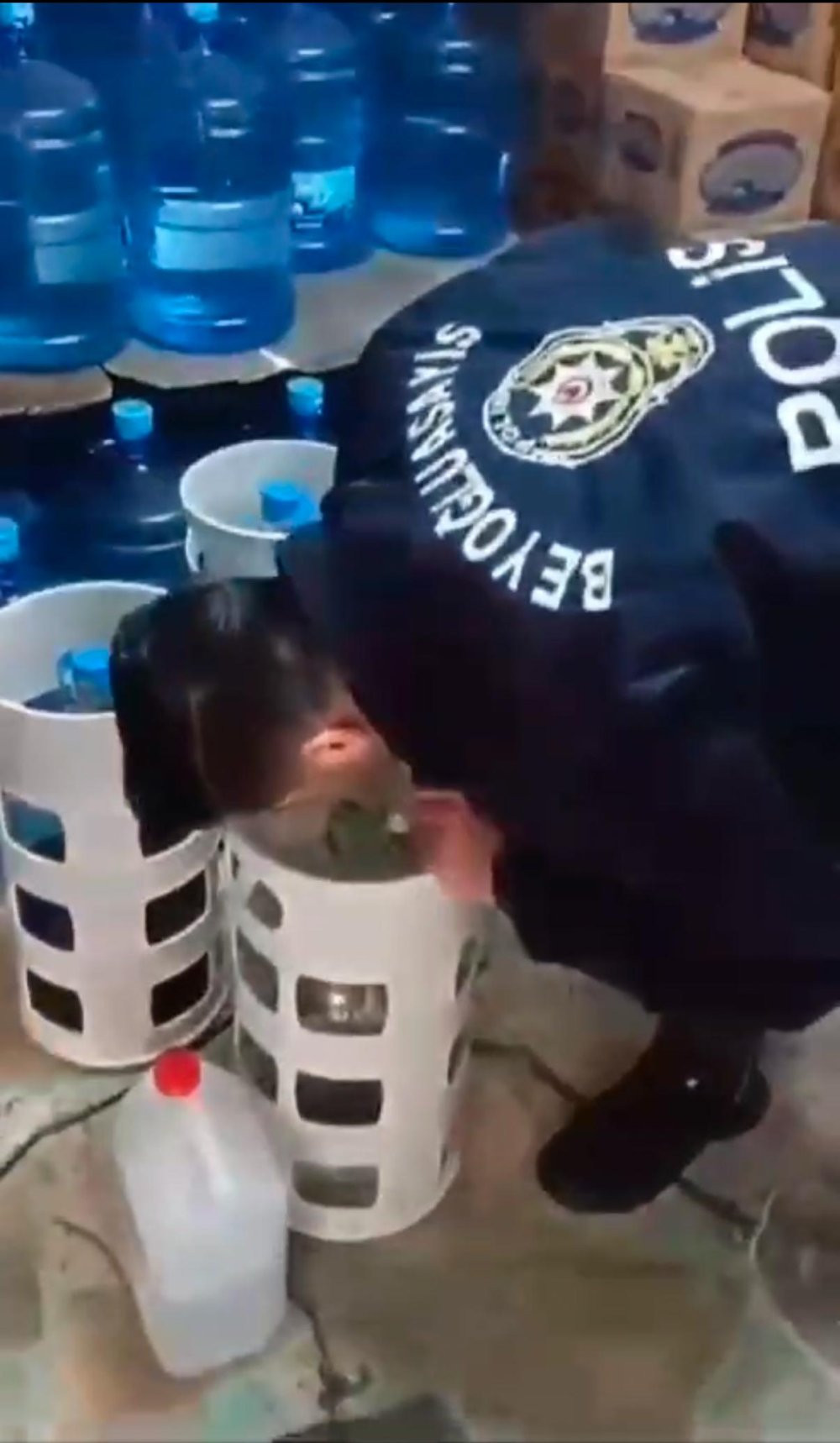 İstanbul’da akıl almaz görüntü! Beyoğlu'nda damacanalardan sahte içki çıktı