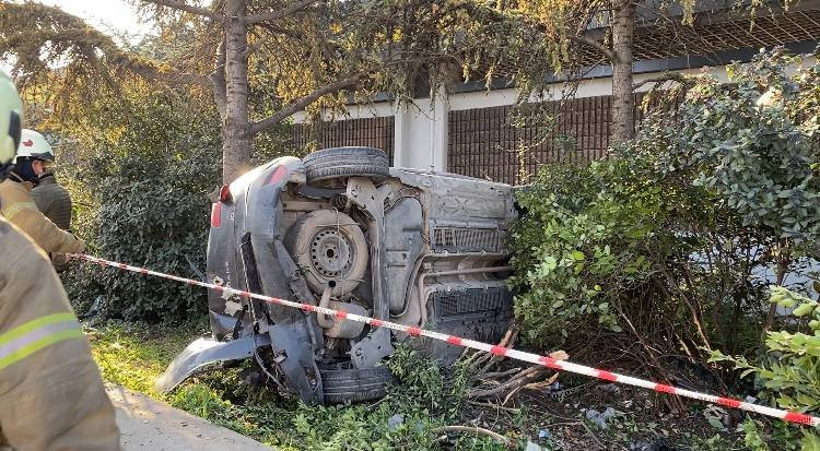 Esenler’de sürücüsünün makas atması sonucu araç takla attı! Çok sayıda yaralı var