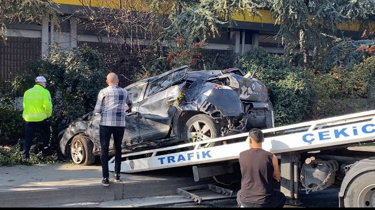 Esenler’de sürücüsünün makas atması sonucu araç takla attı! Çok sayıda yaralı var