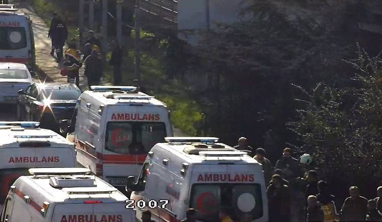 Esenler’de sürücüsünün makas atması sonucu araç takla attı! Çok sayıda yaralı var