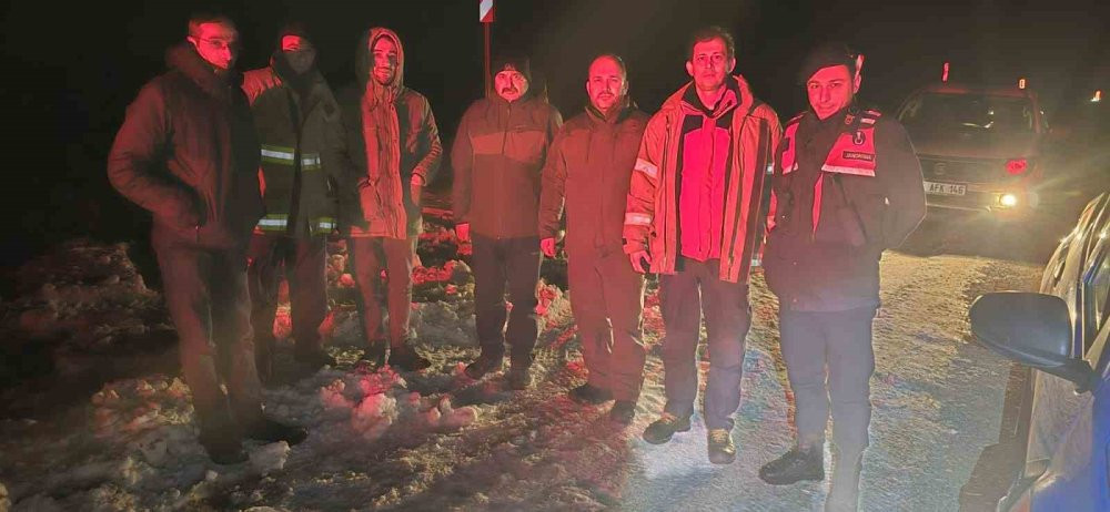 Kazdağı’nda karlı dağda çamura saplandı! Ekipler seferber oldu