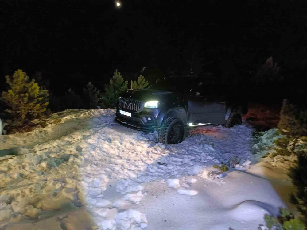 Kazdağı’nda karlı dağda çamura saplandı! Ekipler seferber oldu