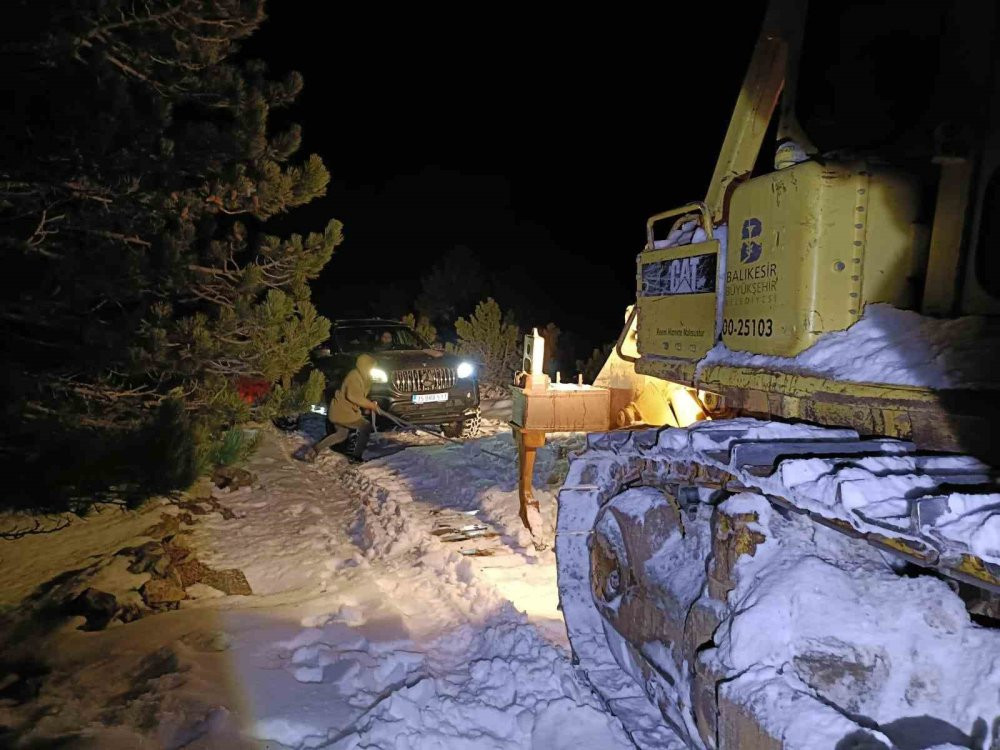 Kazdağı’nda karlı dağda çamura saplandı! Ekipler seferber oldu