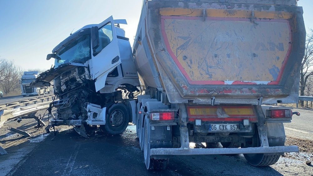 Konya'da iki TIR çarpıştı! Feci kazada 1 kişi yaralandı
