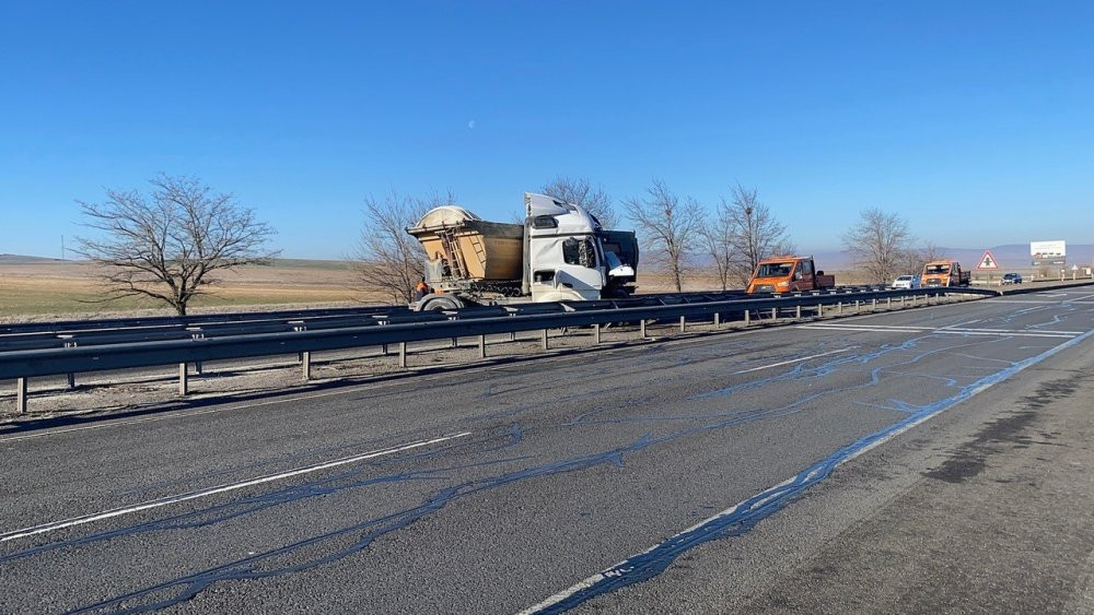 Konya'da iki TIR çarpıştı! Feci kazada 1 kişi yaralandı
