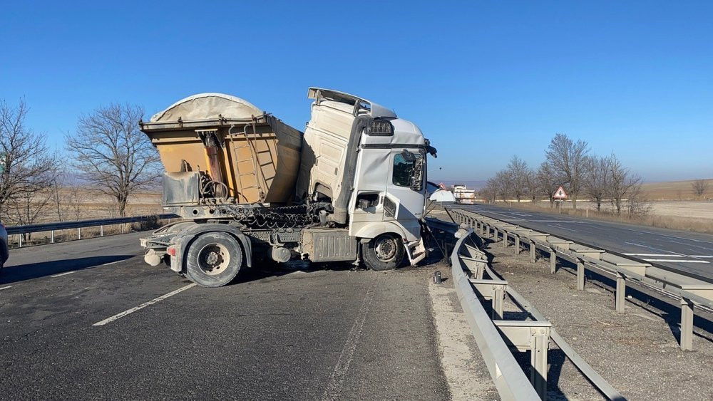 Konya'da iki TIR çarpıştı! Feci kazada 1 kişi yaralandı
