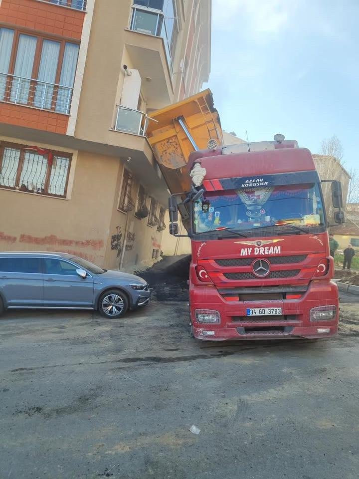 Ölümden saniyelerle kurtuldu! İstanbul’da korku dolu anlar yaşandı