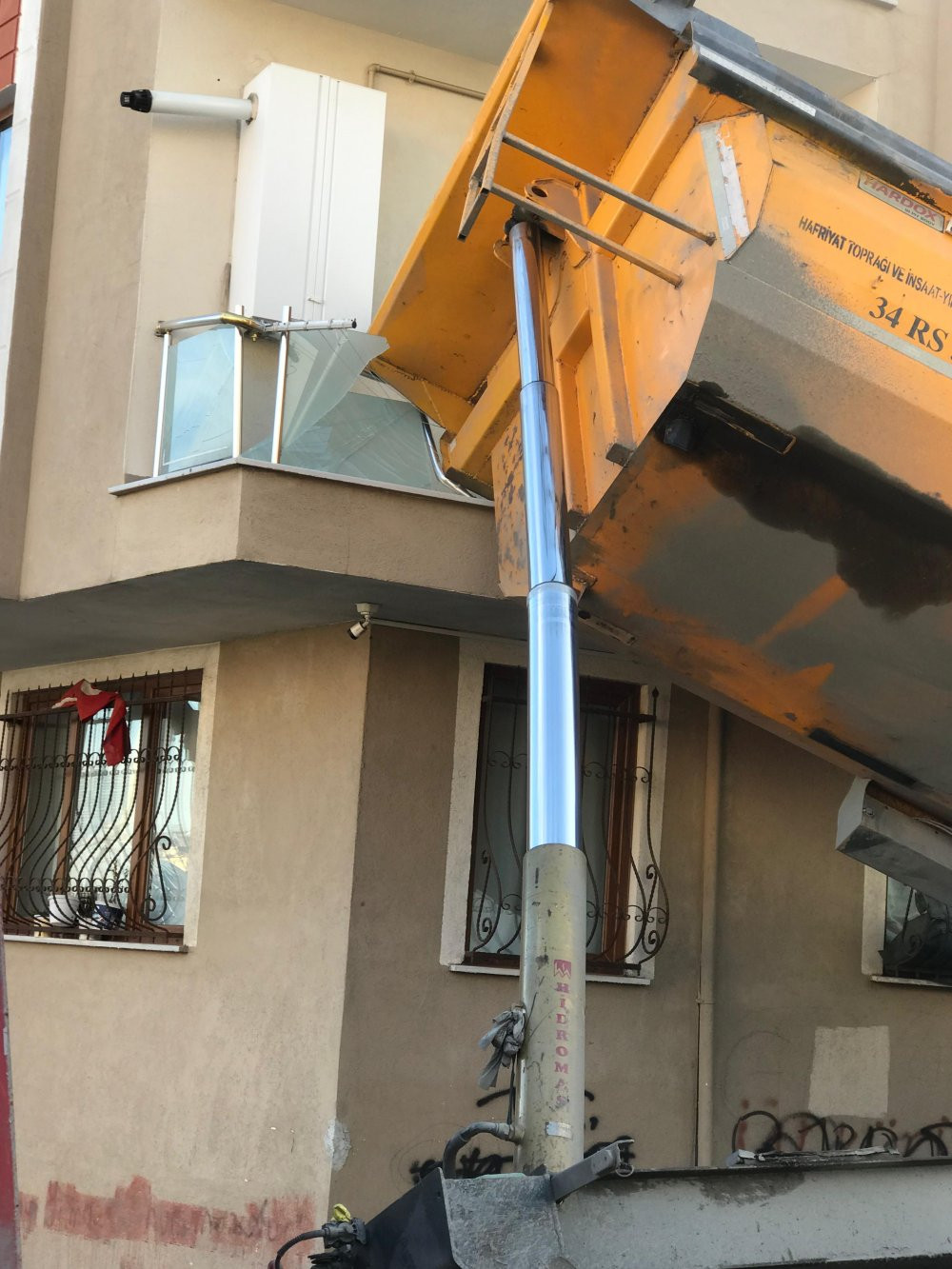 Ölümden saniyelerle kurtuldu! İstanbul’da korku dolu anlar yaşandı