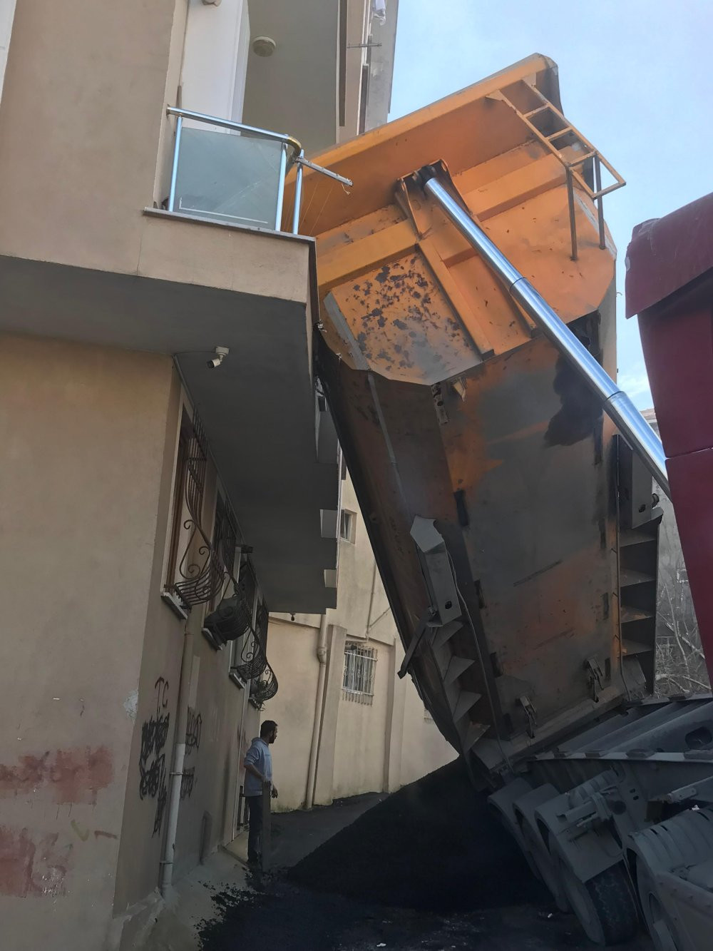 Ölümden saniyelerle kurtuldu! İstanbul’da korku dolu anlar yaşandı