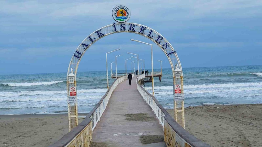 Üniformasını çıkarıp buz gibi suya atladı! Kahraman polis kadını ölümün pençesinden kurtardı