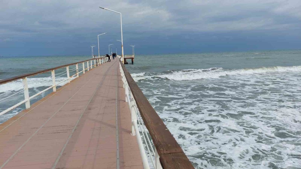 Üniformasını çıkarıp buz gibi suya atladı! Kahraman polis kadını ölümün pençesinden kurtardı