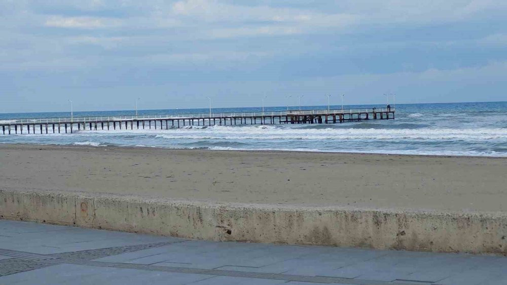 Üniformasını çıkarıp buz gibi suya atladı! Kahraman polis kadını ölümün pençesinden kurtardı