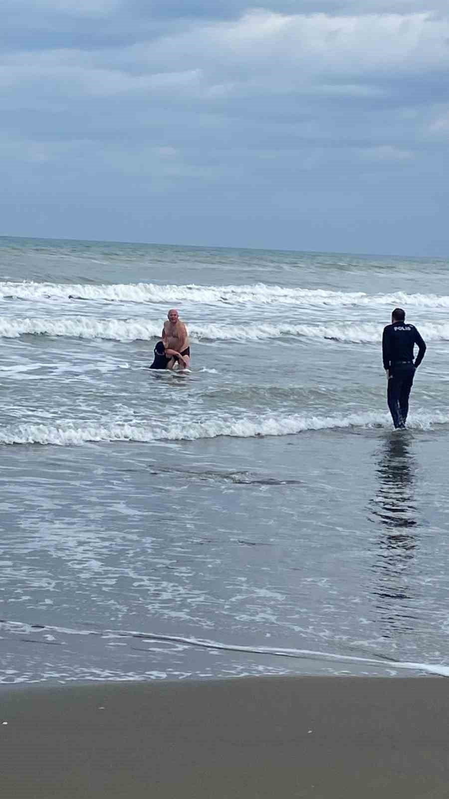 Üniformasını çıkarıp buz gibi suya atladı! Kahraman polis kadını ölümün pençesinden kurtardı