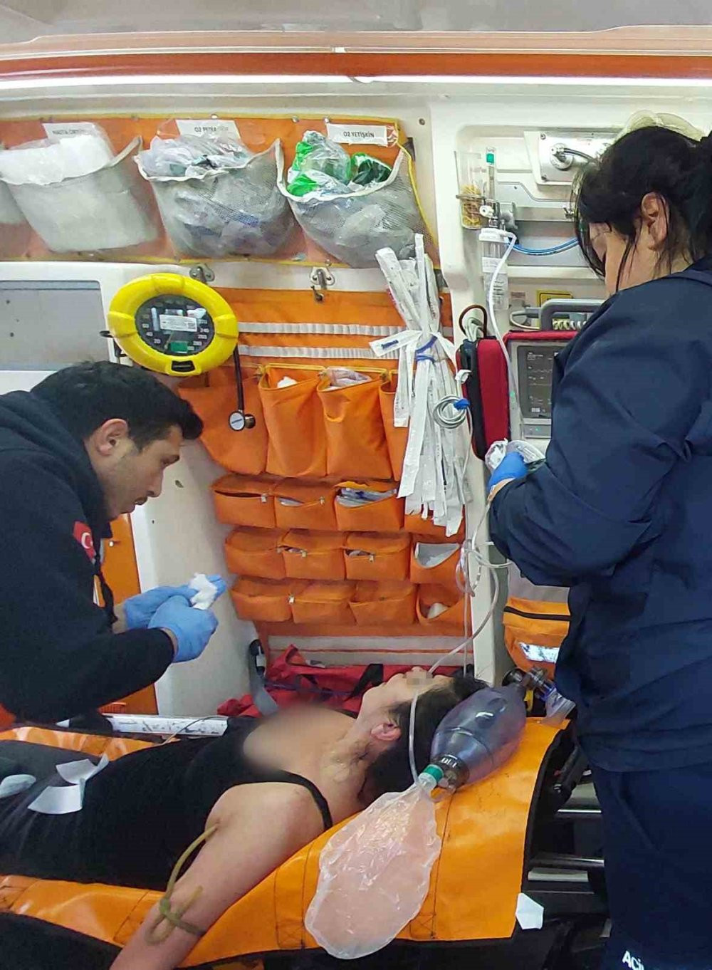 Üniformasını çıkarıp buz gibi suya atladı! Kahraman polis kadını ölümün pençesinden kurtardı