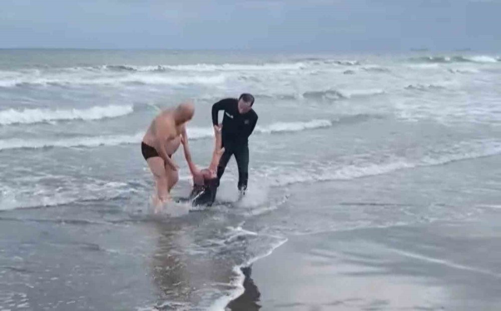 Üniformasını çıkarıp buz gibi suya atladı! Kahraman polis kadını ölümün pençesinden kurtardı