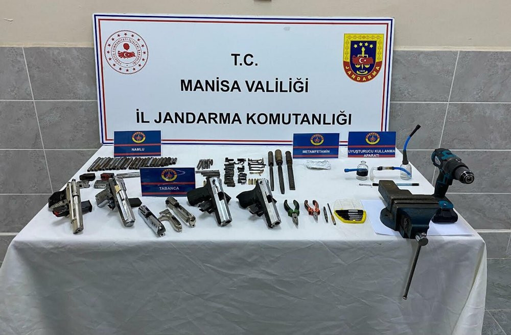 Manisa'da ruhsatsız silah operasyonu