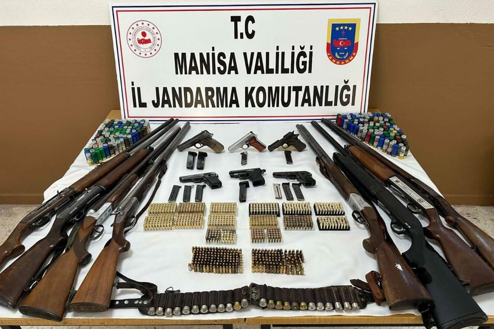 Manisa'da ruhsatsız silah operasyonu