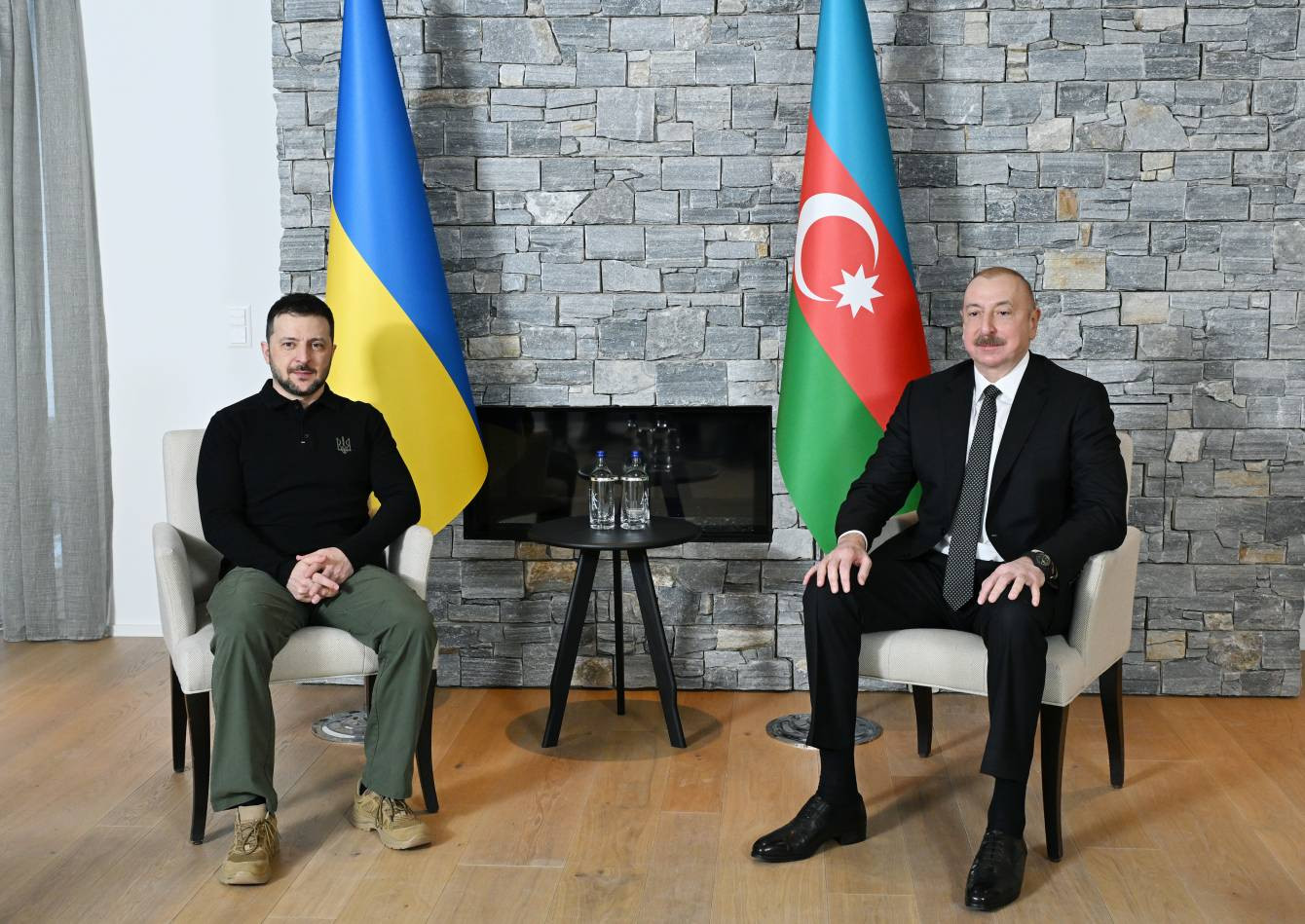 aliyev-ve-zelenskiy-davosta-gorustu-yenicag-1.jpg