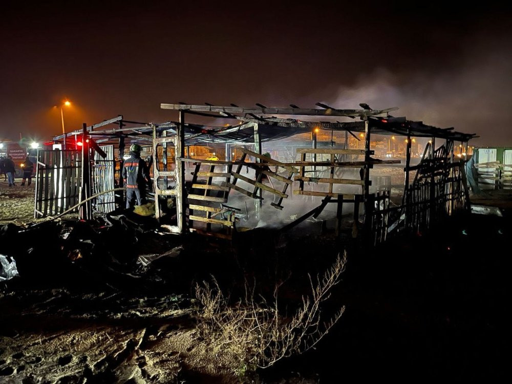 Karasu'da geceyi alevler aydınlattı: Bir işletme kül oldu