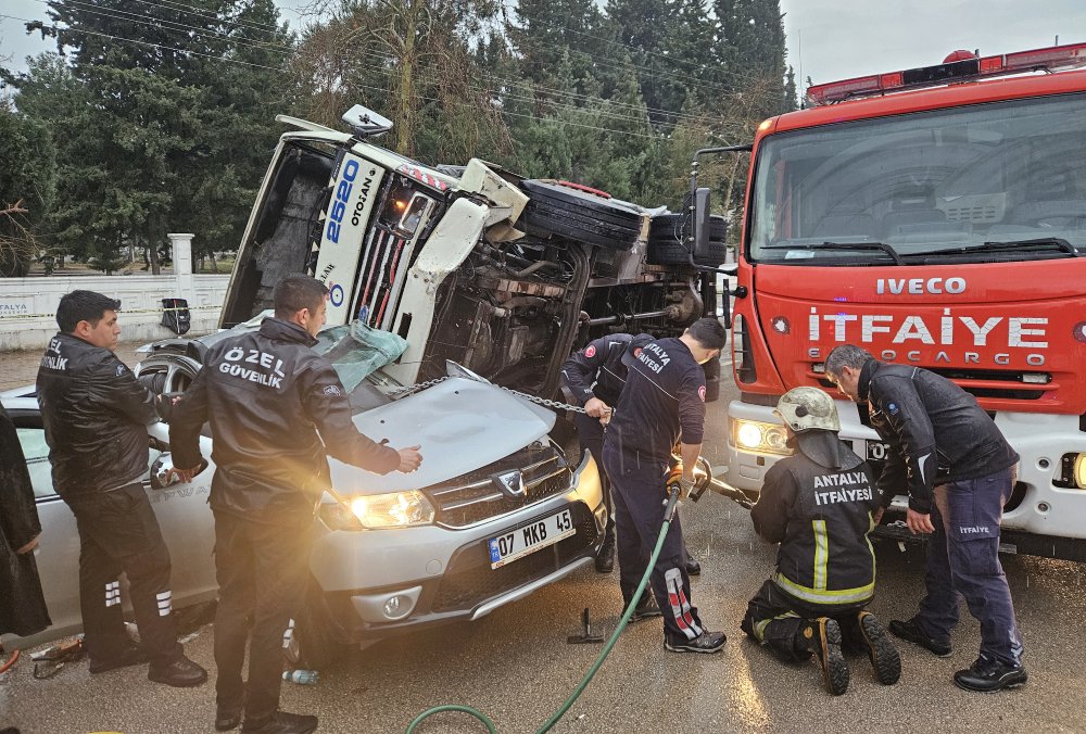 Korkutan kaza: Sürücü koltuğundayken üzerine kamyon devrildi