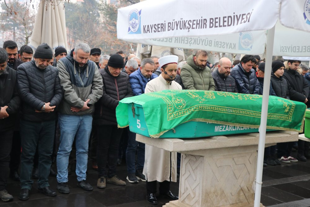 Babası tarafından kazara vurulmuştu! Minik Demir, son yolculuğuna uğurlandı