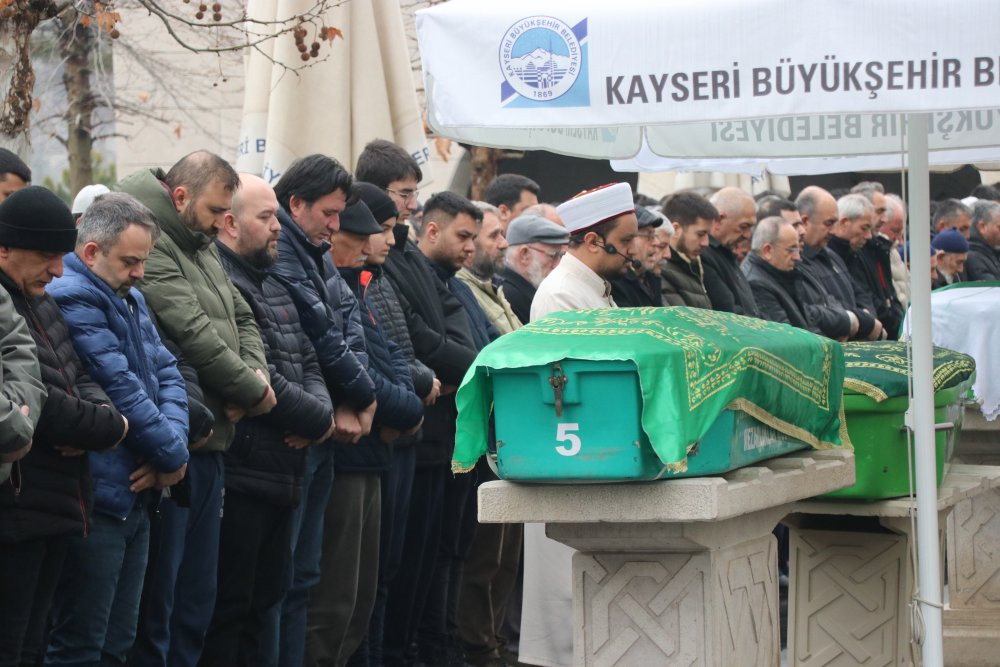 Babası tarafından kazara vurulmuştu! Minik Demir, son yolculuğuna uğurlandı